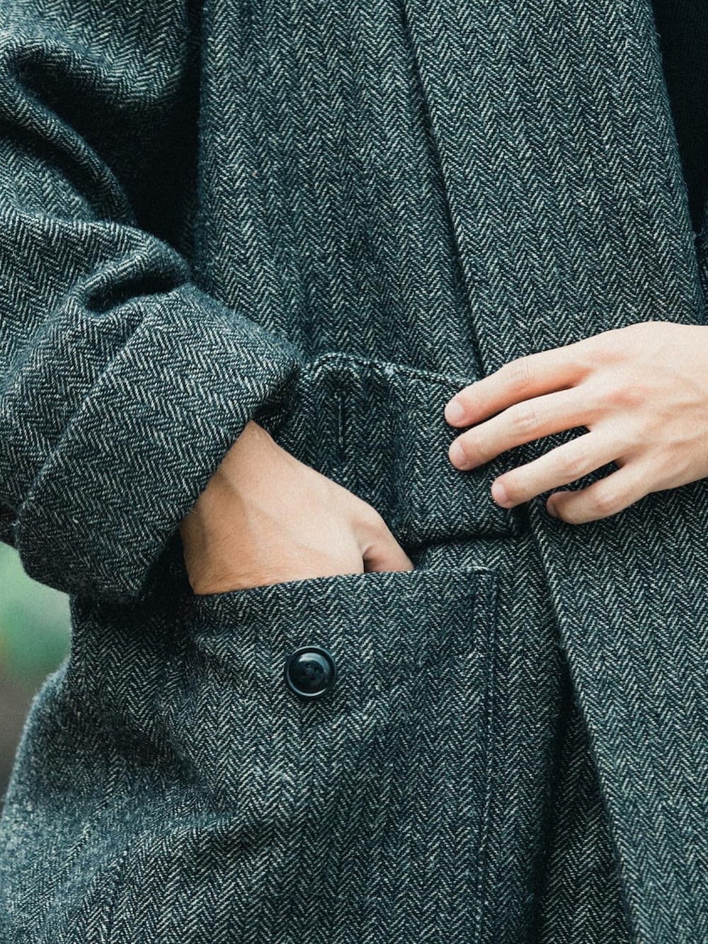 ブラック系のピーコート、ブラック系のカーゴパンツ、ブラック系のドレスシューズを着用したメンズの秋コーディネートの3枚目の写真