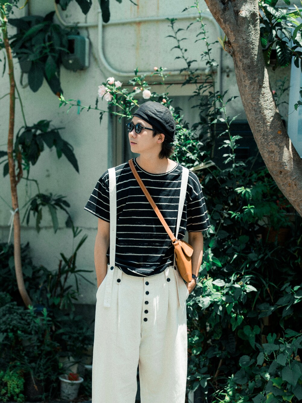 ブラック系のTシャツ/カットソー、ホワイト系のチノパンツ、ブラック系のドレスシューズを着用したメンズの夏コーディネートの3枚目の写真