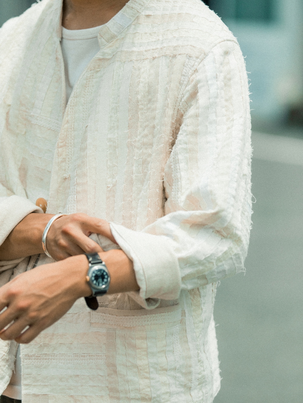 グリーン系のカーゴパンツ、ブラック系のサンダルを着用したメンズの夏コーディネートの3枚目の写真