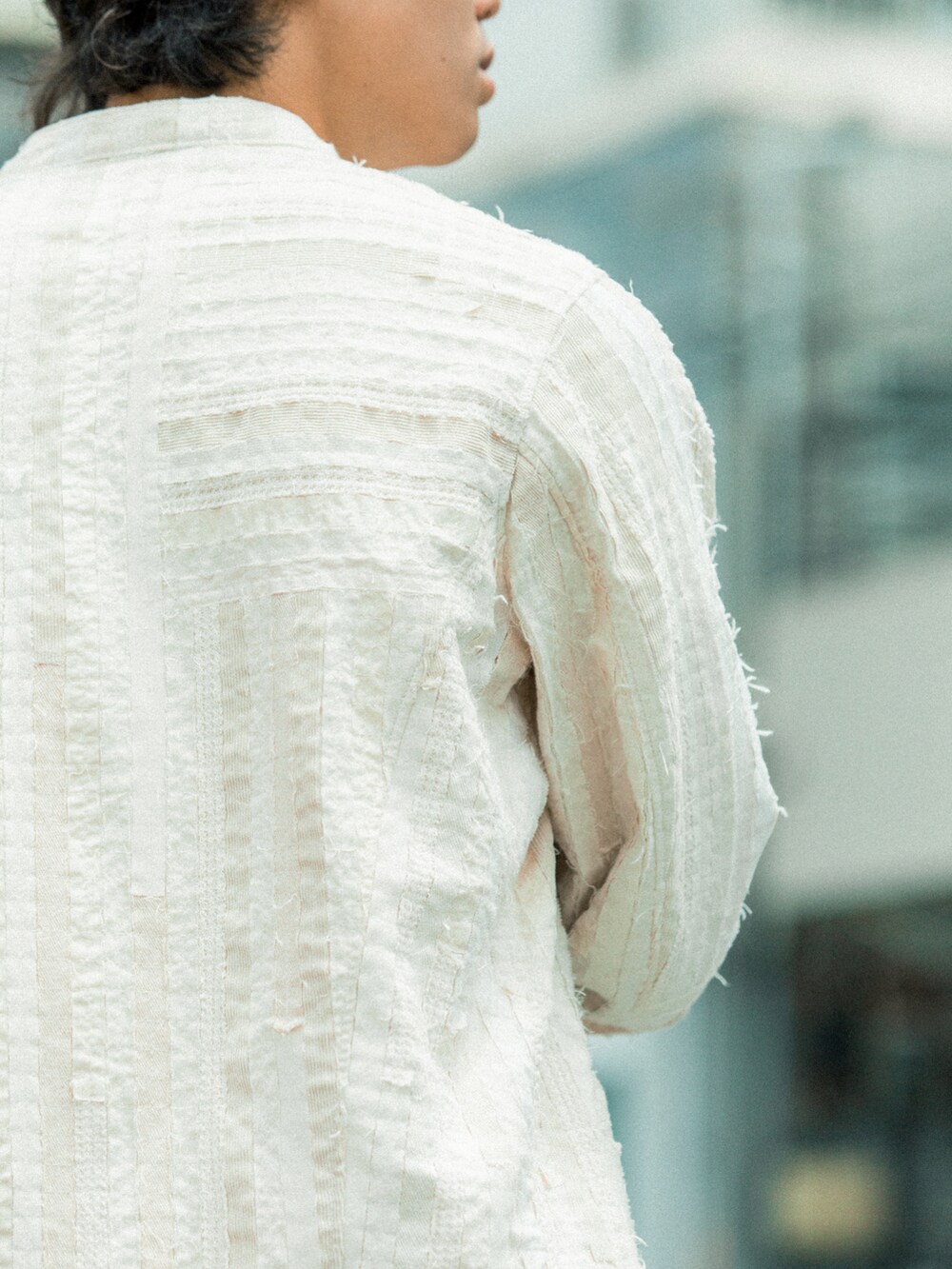 グリーン系のカーゴパンツ、ブラック系のサンダルを着用したメンズの夏コーディネートの4枚目の写真