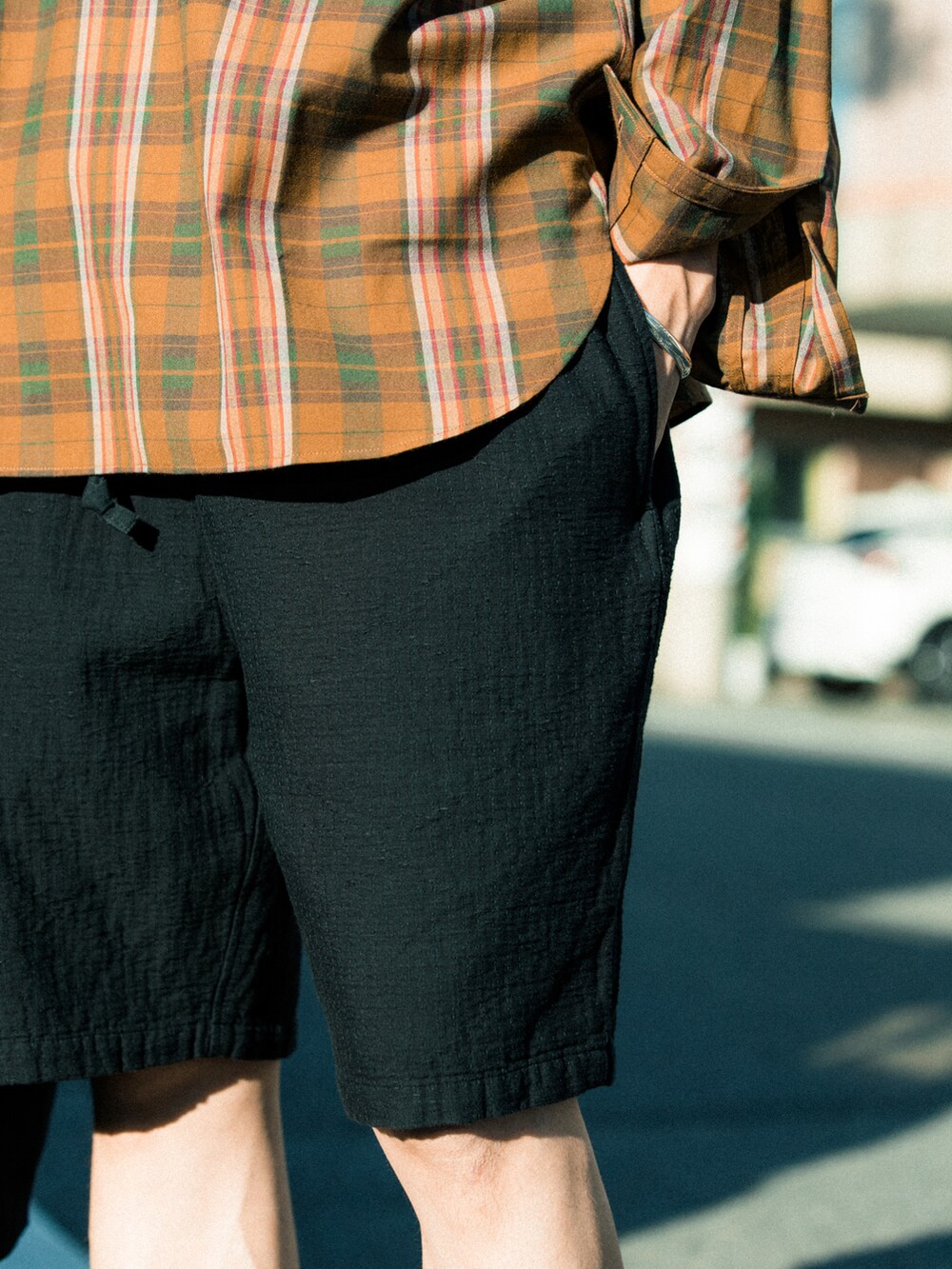 ブラック系のその他パンツ、ブラウン系のシャツ/ブラウス、ブラック系のドレスシューズを着用したメンズの春コーディネートの5枚目の写真