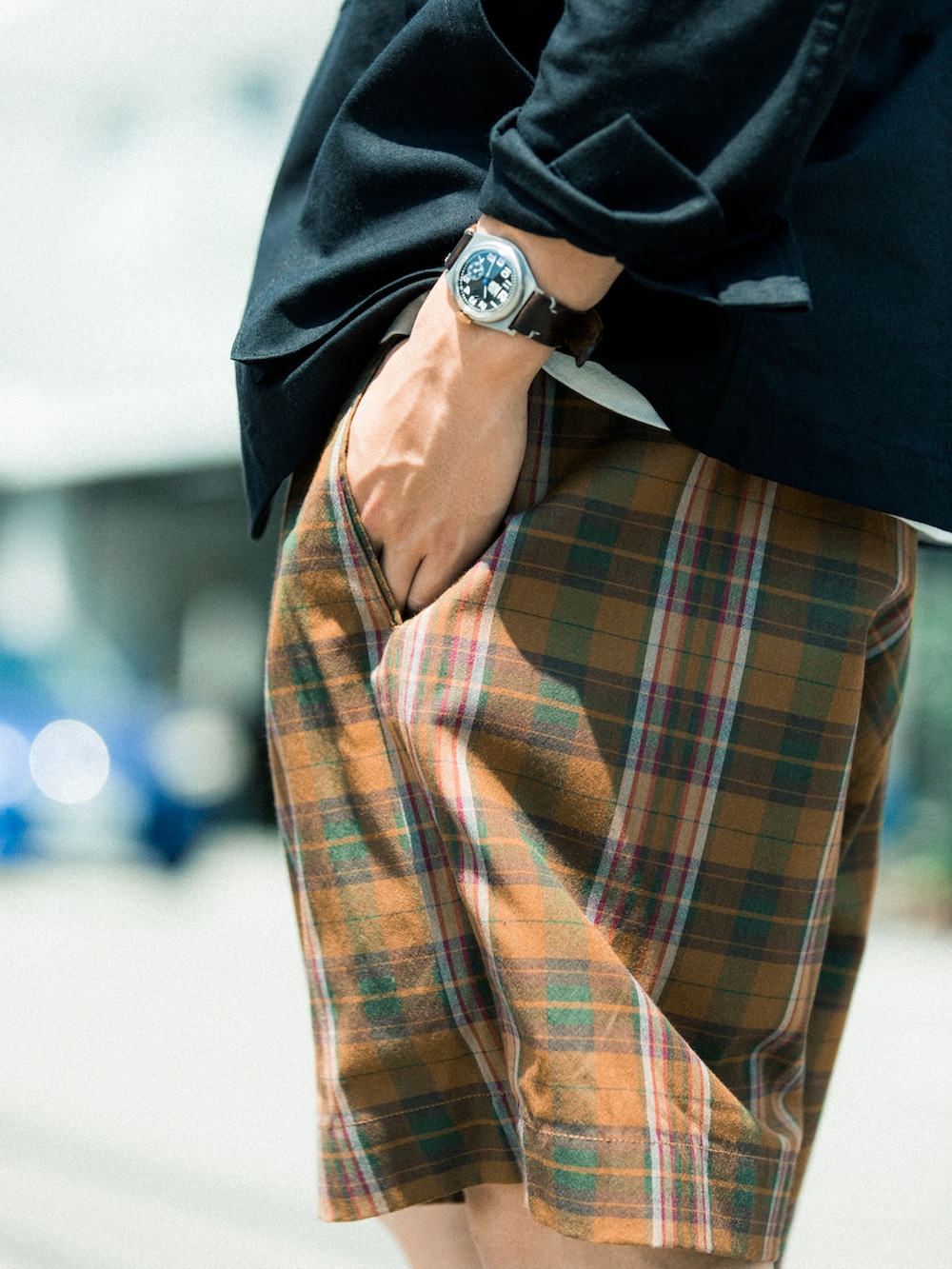 ブラック系のテーラードジャケット、その他のその他パンツ、ブラック系のドレスシューズを着用したメンズの夏コーディネートの3枚目の写真