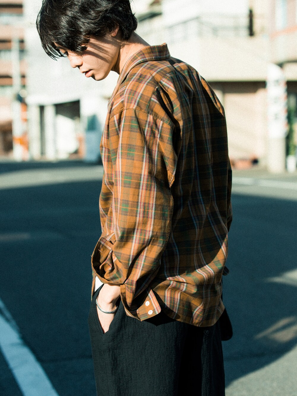 ブラック系のその他パンツ、ブラウン系のシャツ/ブラウス、ブラック系のドレスシューズを着用したメンズの春コーディネートの4枚目の写真