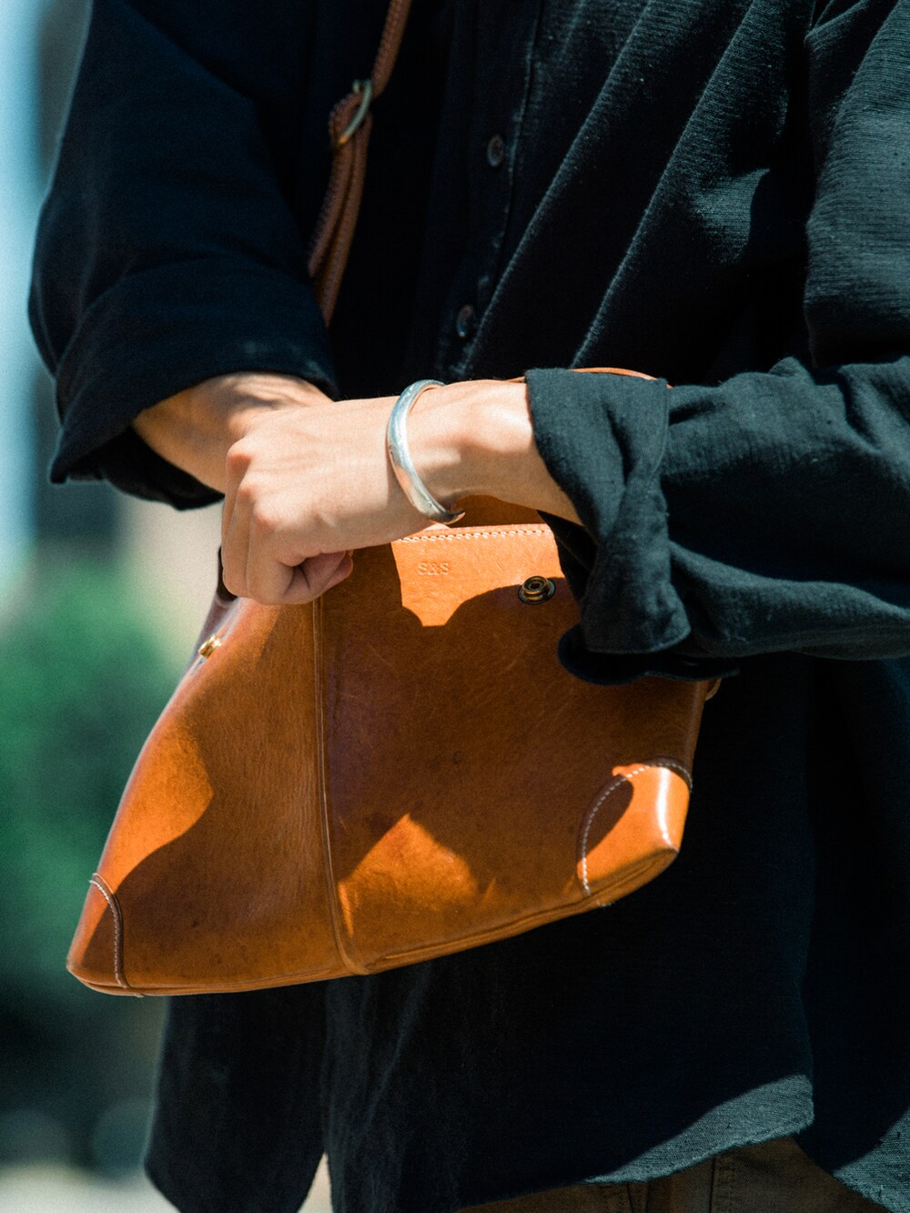 グリーン系のカーゴパンツ、ブラウン系のスリッポンを着用したメンズの秋コーディネートの3枚目の写真