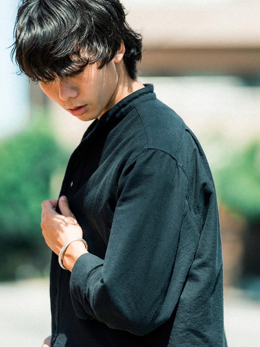 ブラック系のTシャツ/カットソー、ブラック系のデニムパンツ、ブラック系のドレスシューズを着用したメンズの秋コーディネートの4枚目の写真