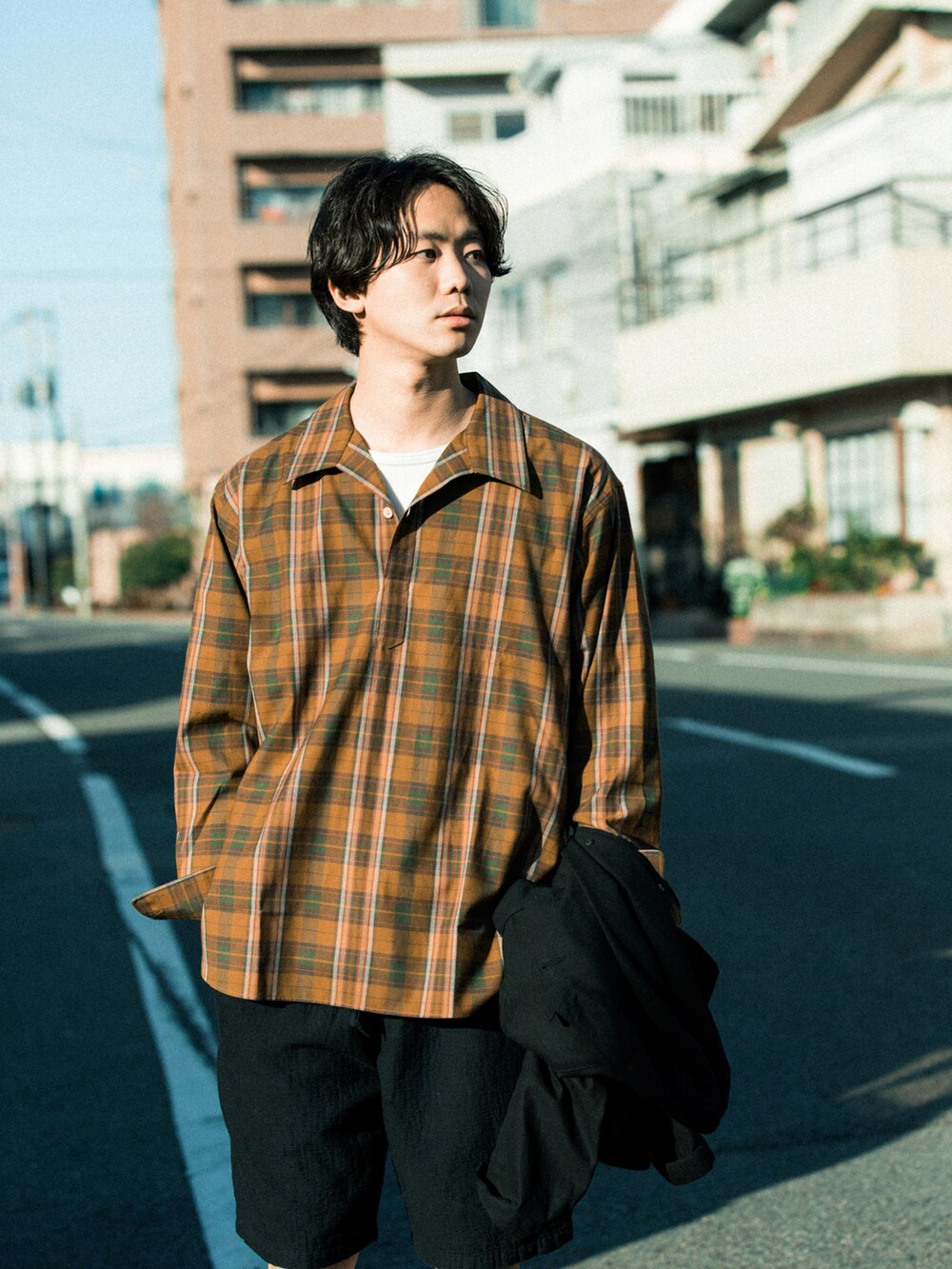 ブラック系のその他パンツ、ブラウン系のシャツ/ブラウス、ブラック系のドレスシューズを着用したメンズの春コーディネートの2枚目の写真