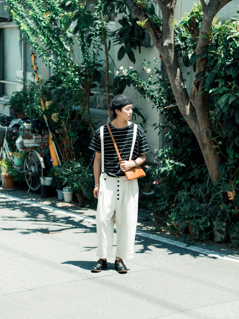 ブラック系のTシャツ/カットソー、ホワイト系のチノパンツ、ブラック系のドレスシューズを着用したメンズの夏コーディネートの2枚目の写真