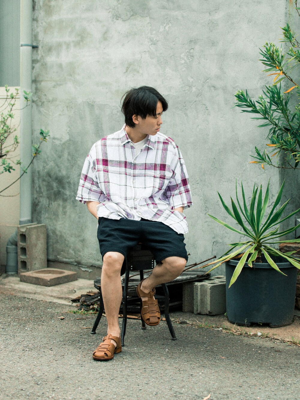 ホワイト系のシャツ/ブラウス、ブラック系のその他パンツ、ブラウン系のサンダルを着用したメンズの春コーディネートの3枚目の写真