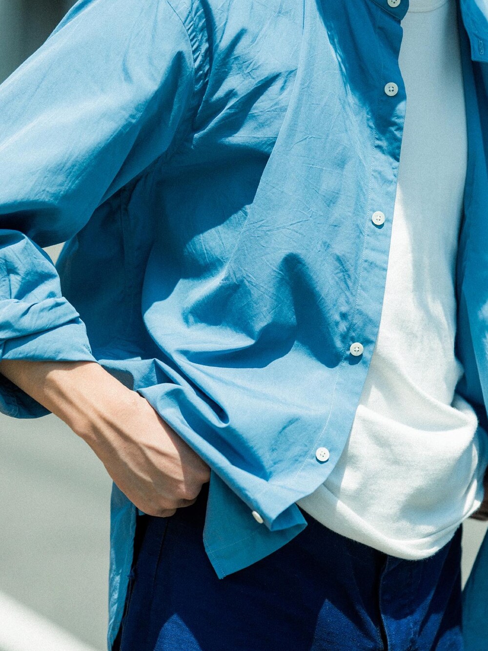 ブルー系のシャツ/ブラウス、ブルー系のチノパンツ、ブラウン系のドレスシューズを着用したメンズの春コーディネートの2枚目の写真