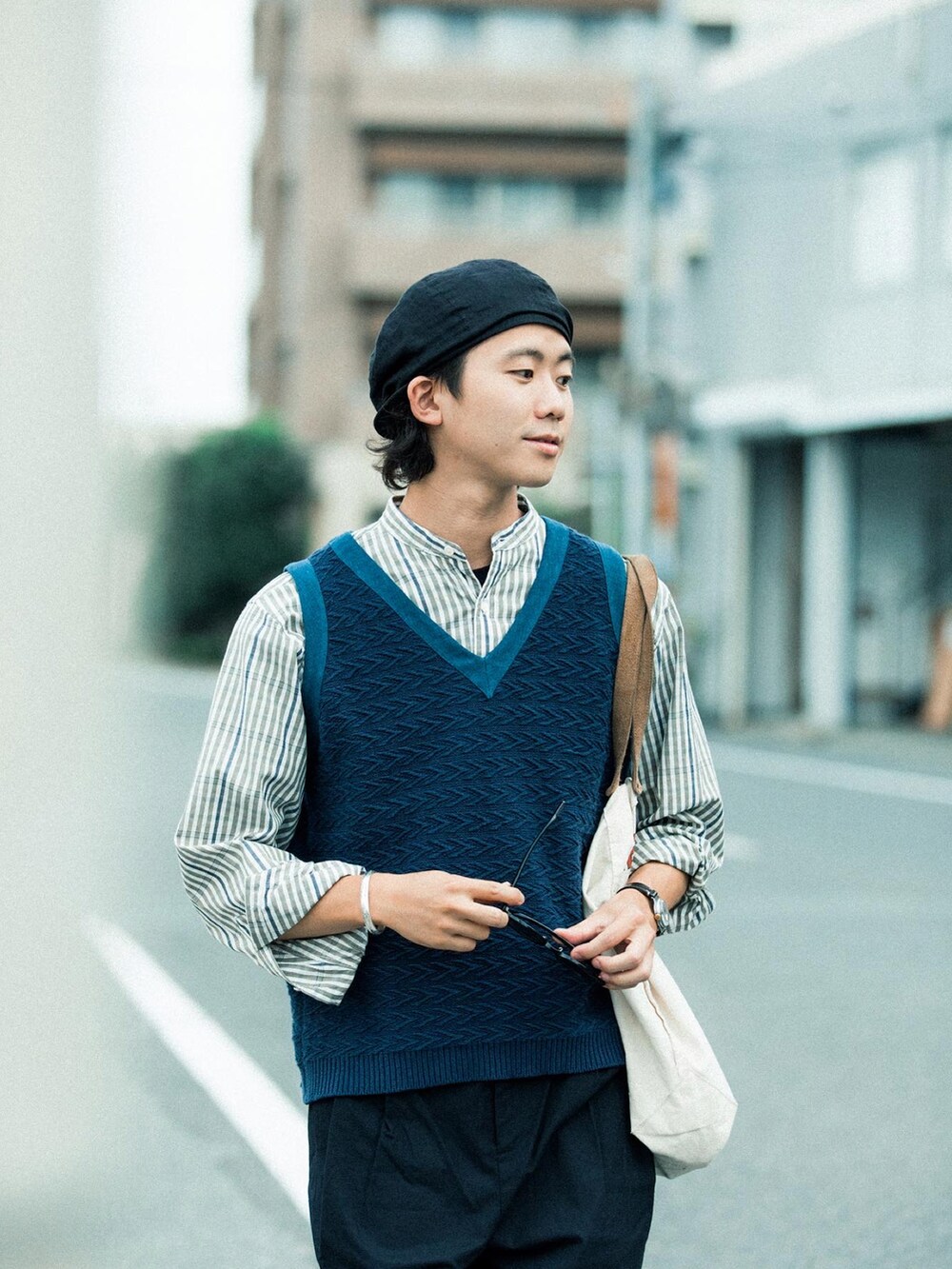 ホワイト系のシャツ/ブラウス、ブルー系のベスト、ブラック系のパンツを着用したメンズの夏コーディネートの3枚目の写真