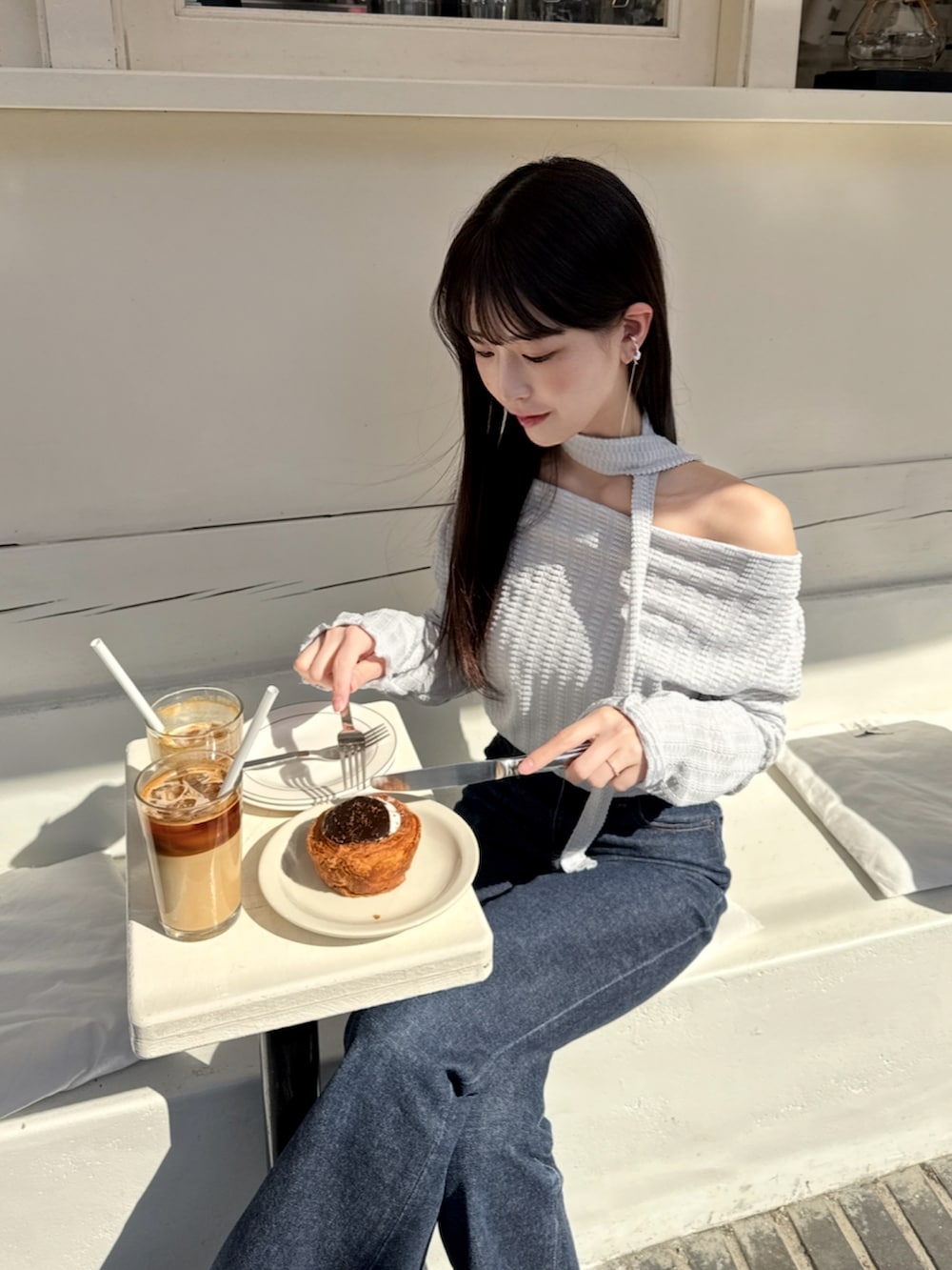 「今日のコーデ、春色、ブルー、ブルーコーデ、春服、オトナカワイイ、春夏コーデ、大人コーデ、デニム、ラフ、デニムパンツ、カジュアル、きれいめカジュアル、プチプラ、オフショル」｜「MOUSSYのMVS FLARE（デニムパンツ、ブルー系）」を使った、karenさん（骨格ウェーブ・レディース・163cm）の春コーディネートの2枚目の写真