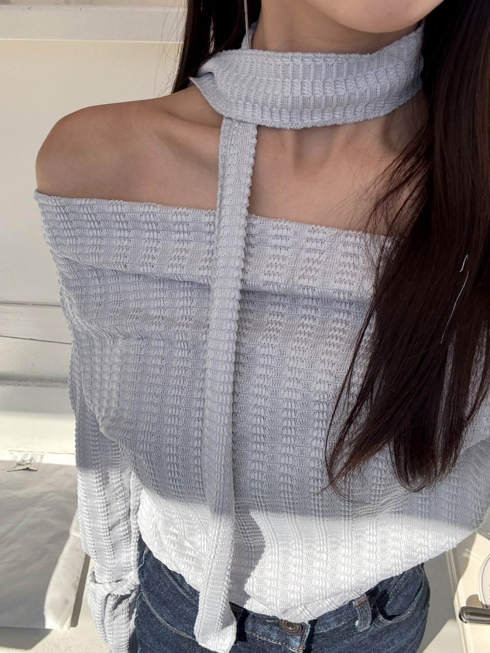 「今日のコーデ、春色、ブルー、ブルーコーデ、春服、オトナカワイイ、春夏コーデ、大人コーデ、デニム、ラフ、デニムパンツ、カジュアル、きれいめカジュアル、プチプラ、オフショル」｜「MOUSSYのMVS FLARE（デニムパンツ、ブルー系）」を使った、karenさん（骨格ウェーブ・レディース・163cm）の春コーディネートの3枚目の写真