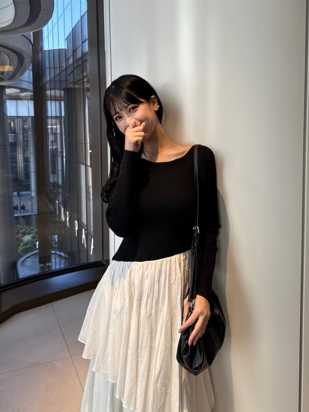 ブラック系のブーツ、ブラック系のバッグ、その他のワンピースを着用したレディースの春コーディネートの3枚目の写真