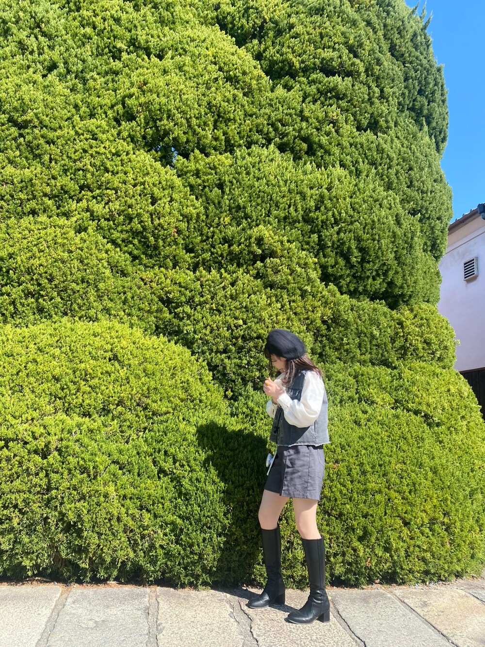 ホワイト系のシャツ/ブラウス、グレー系のベスト、ブルー系のパンツを着用したレディースの夏コーディネートの3枚目の写真