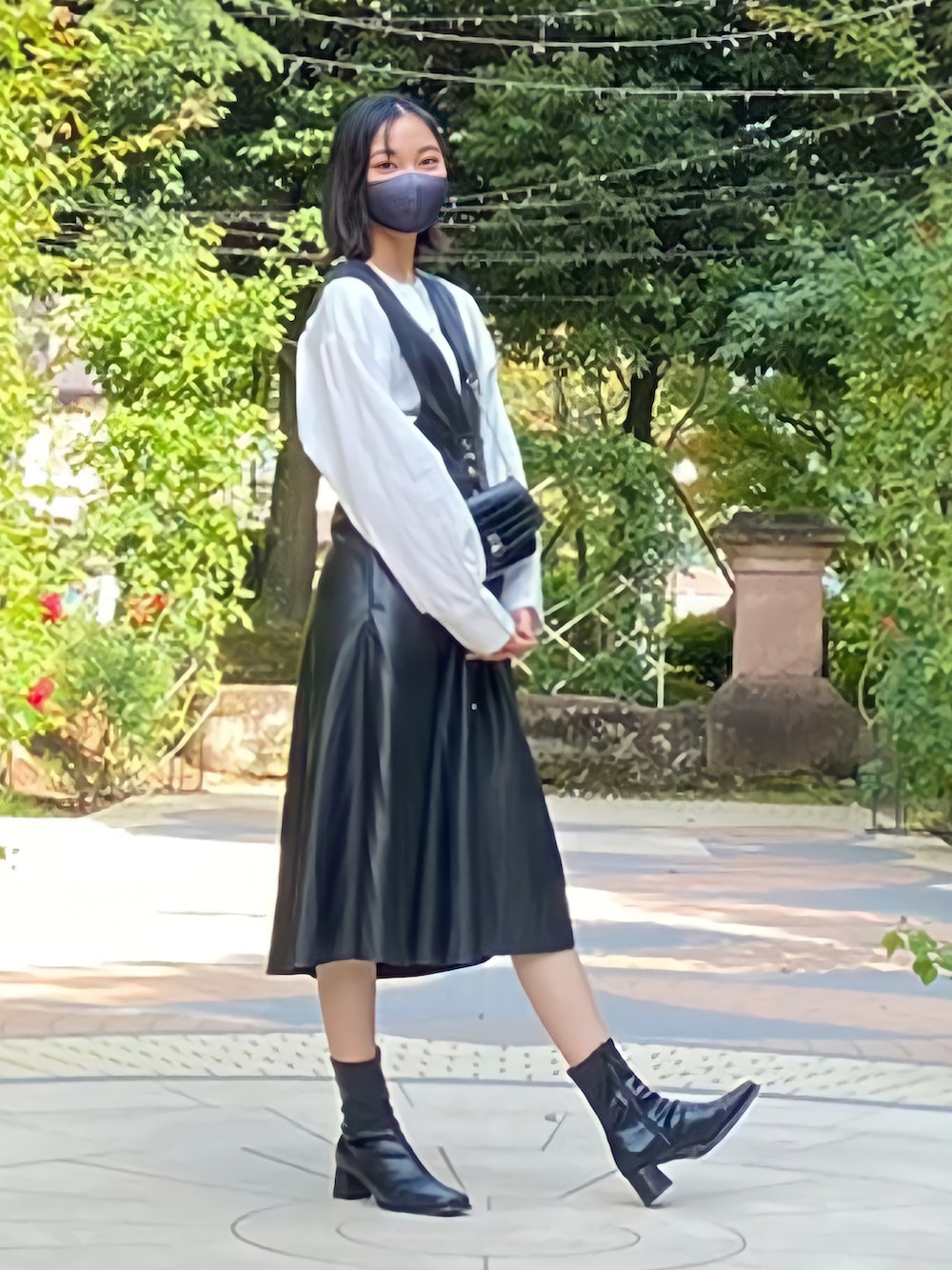ホワイト系のシャツ/ブラウス、ブラック系のジャンパースカート、ブラック系のマスクを着用したレディースの秋コーディネートの2枚目の写真