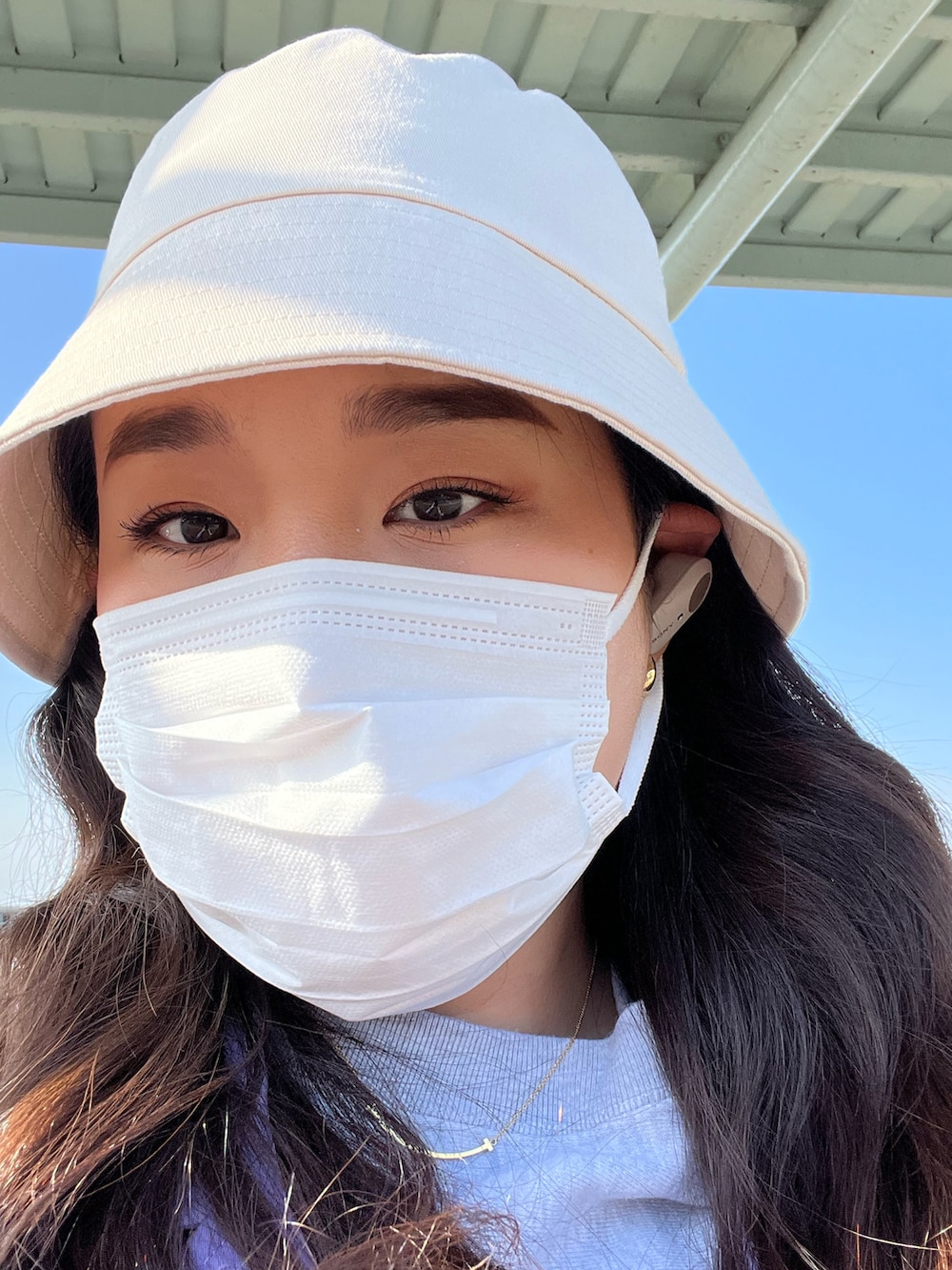 ブラック系のブーツ、パープル系のジャケット/アウター、ホワイト系のスカートを着用したレディースの春コーディネートの2枚目の写真