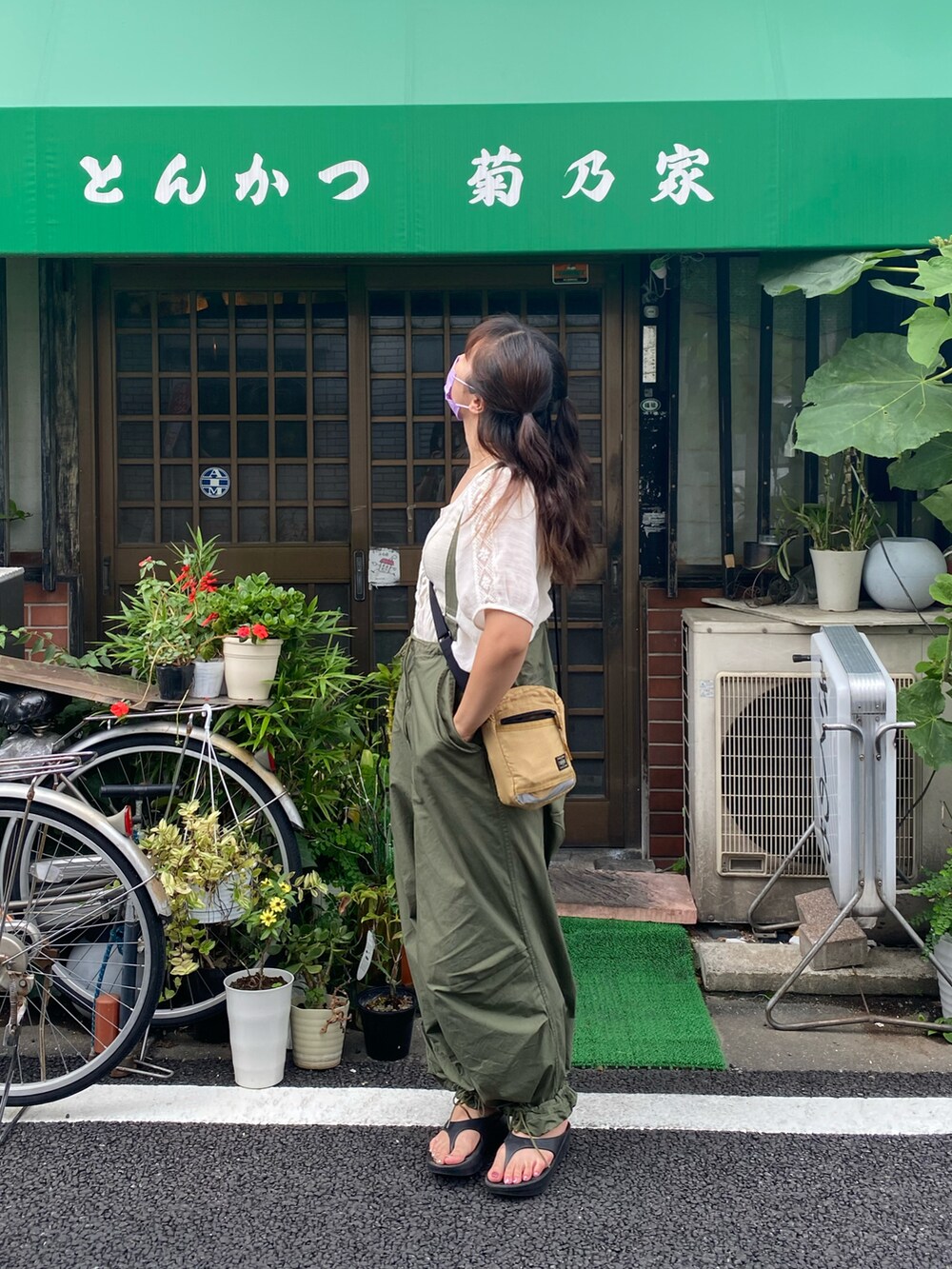 ベージュ系のシャツ/ブラウス、ブラック系のビーチサンダル、グリーン系のカーゴパンツを着用したレディースの秋コーディネートの2枚目の写真