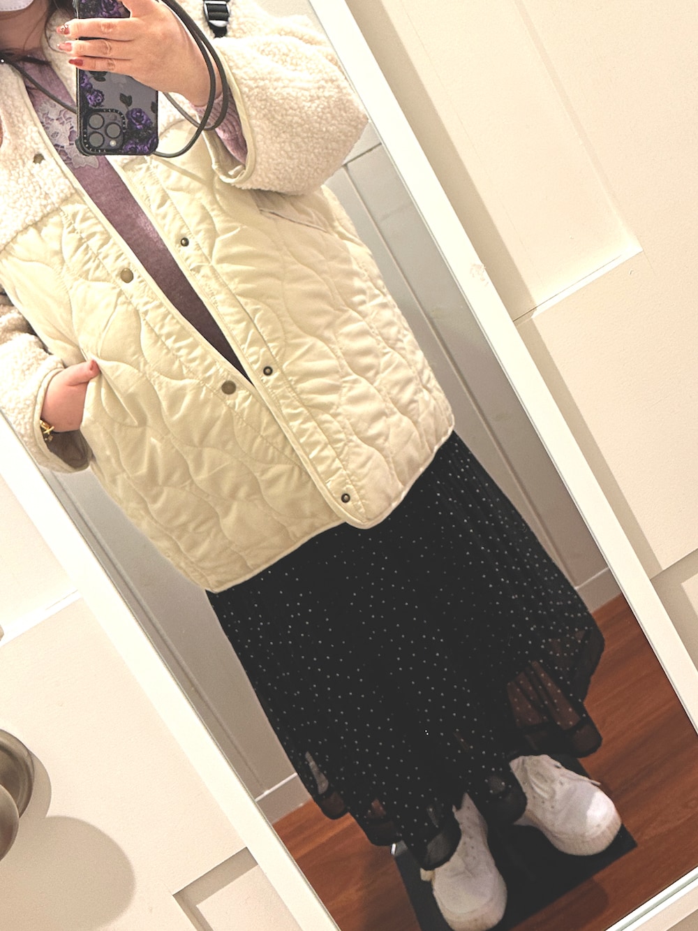 ブラック系のスカート、ホワイト系のスニーカー、ホワイト系のブルゾンを着用したレディースの冬コーディネートの2枚目の写真