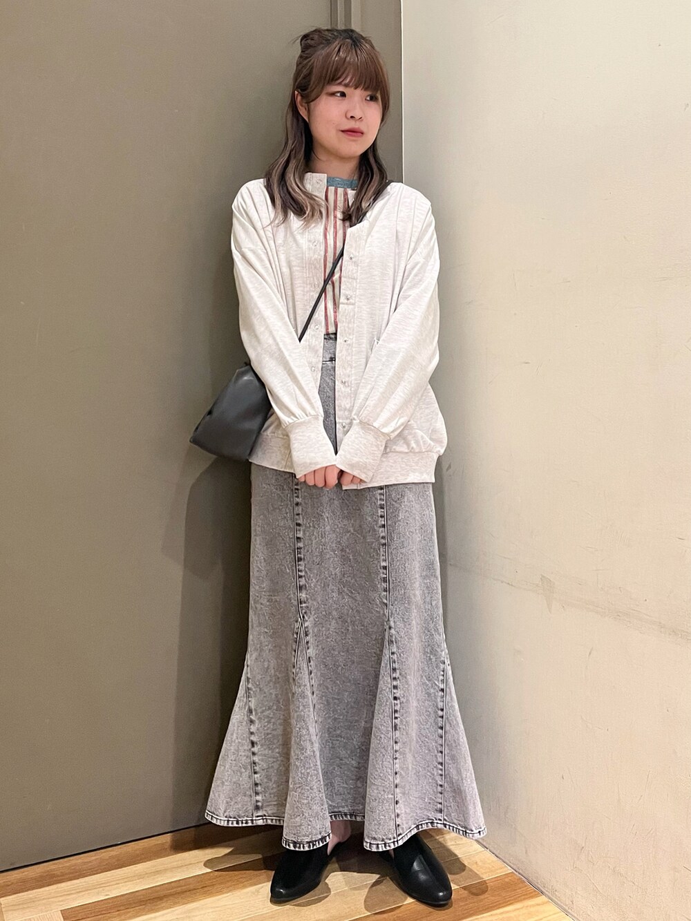 グレー系のショルダーバッグ、その他のスカート、ブラック系のサンダルを着用したレディースの春コーディネートの2枚目の写真