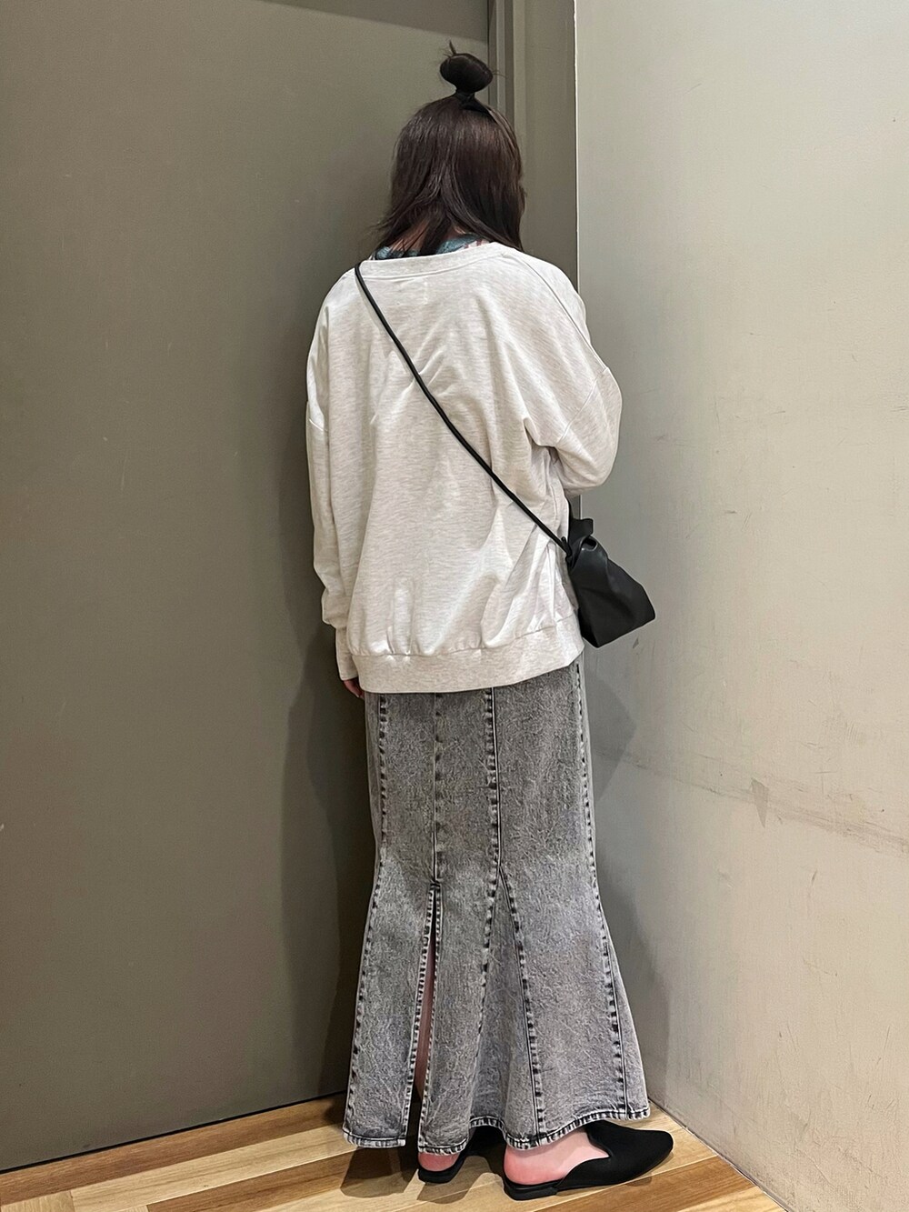 グレー系のショルダーバッグ、その他のスカート、ブラック系のサンダルを着用したレディースの春コーディネートの3枚目の写真