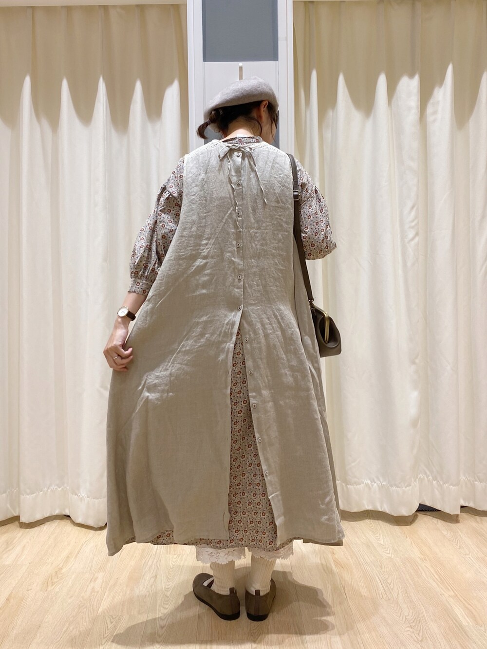 ホワイト系のワンピース、ベージュ系のワンピース/ドレス、ブラウン系のシューズを着用したレディースの夏コーディネートの2枚目の写真