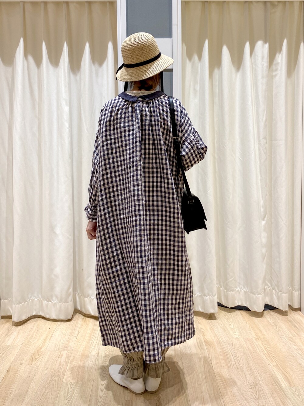 ブラック系のショルダーバッグ、ピンク系のワンピース/ドレス、ホワイト系のその他シューズを着用したレディースの冬コーディネートの2枚目の写真