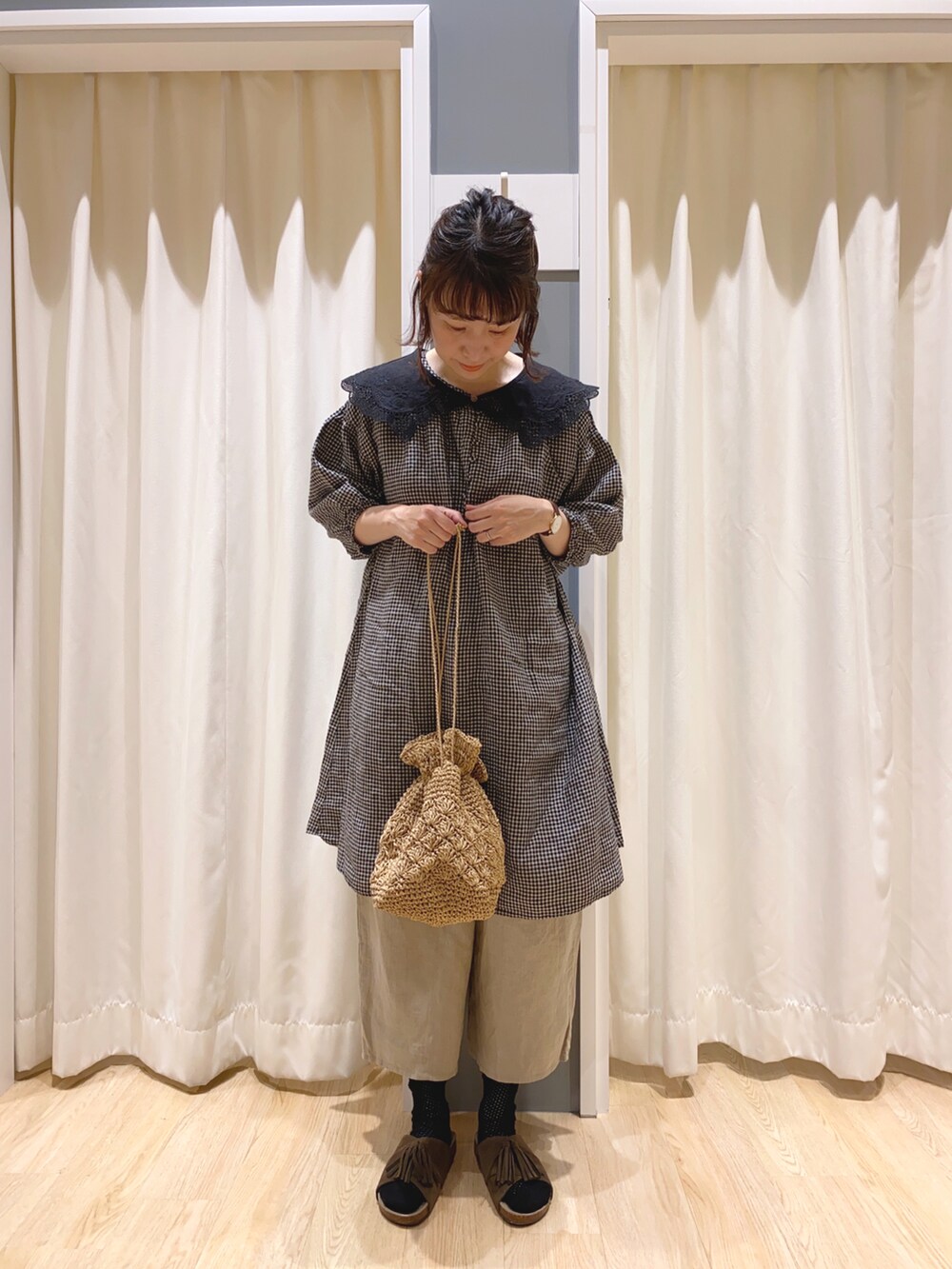 ブラウン系のサンダル、ベージュ系のエコバッグ/サブバッグ、ホワイト系のシャツ/ブラウスを着用したレディースの夏コーディネートの2枚目の写真