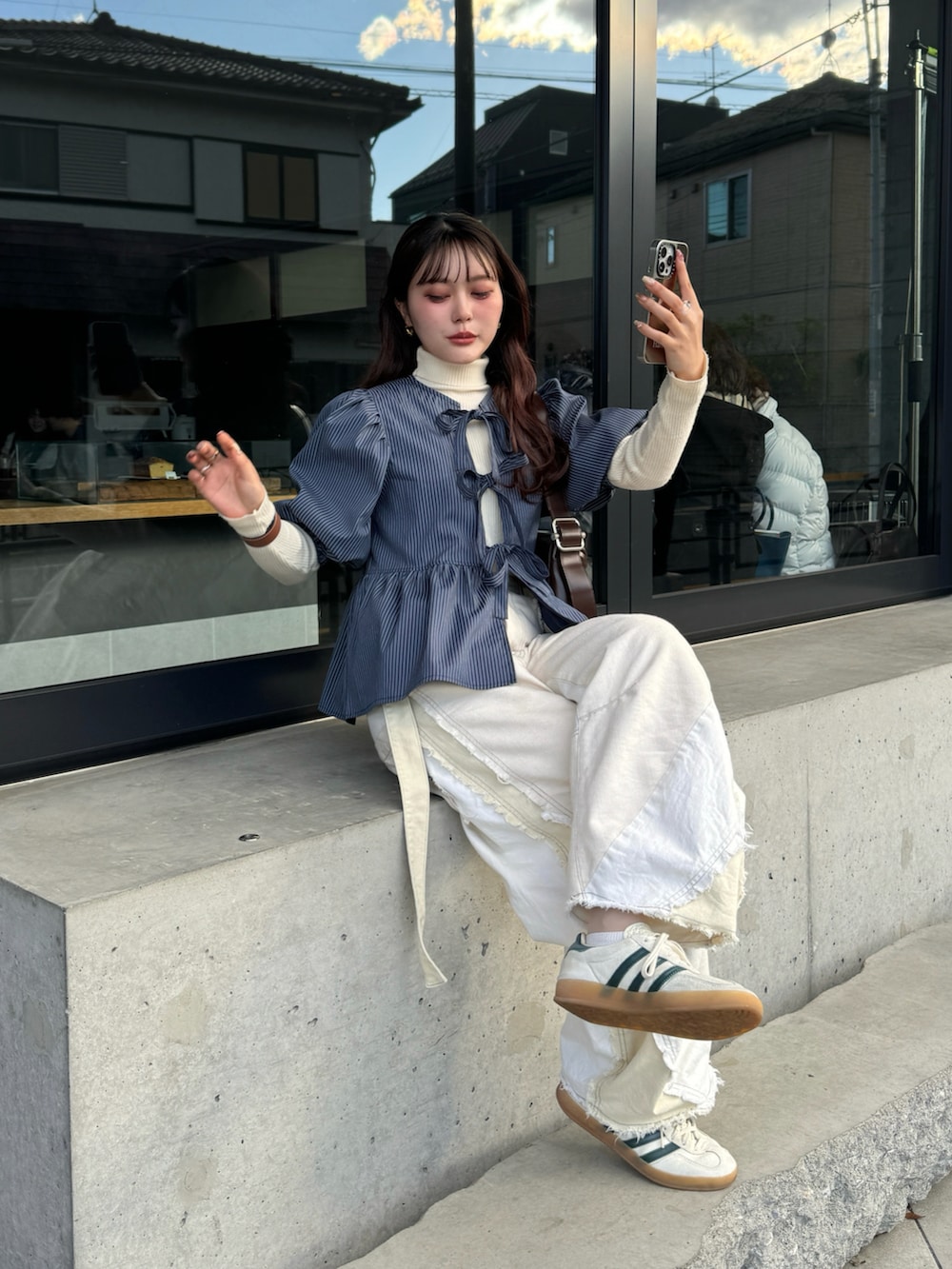 グリーン系のシャツ/ブラウス、ベージュ系のスニーカーを着用したレディースの春コーディネートの5枚目の写真