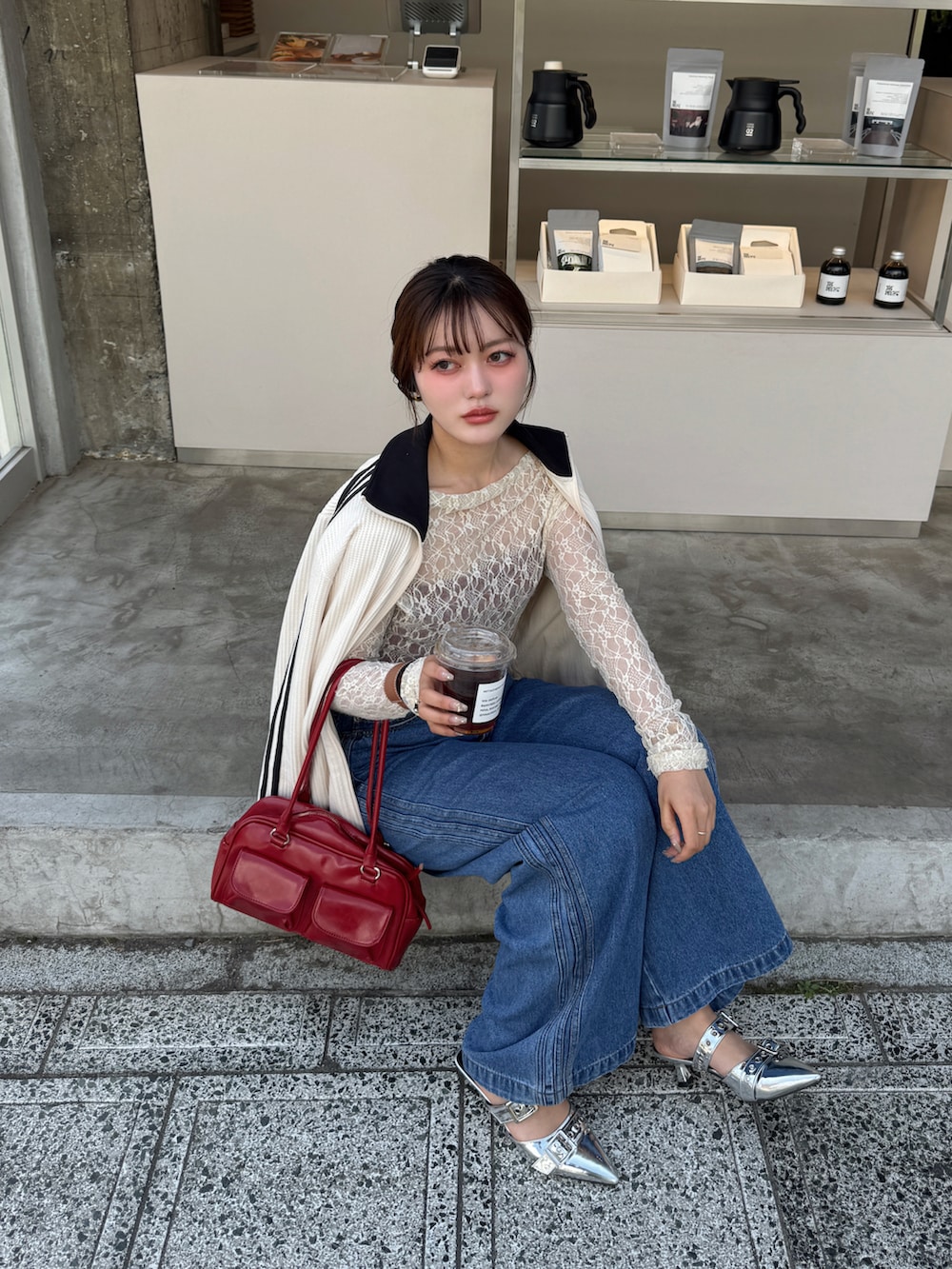 ブルー系のデニムパンツ、シルバー系のパンプスを着用したレディースの春コーディネートの5枚目の写真