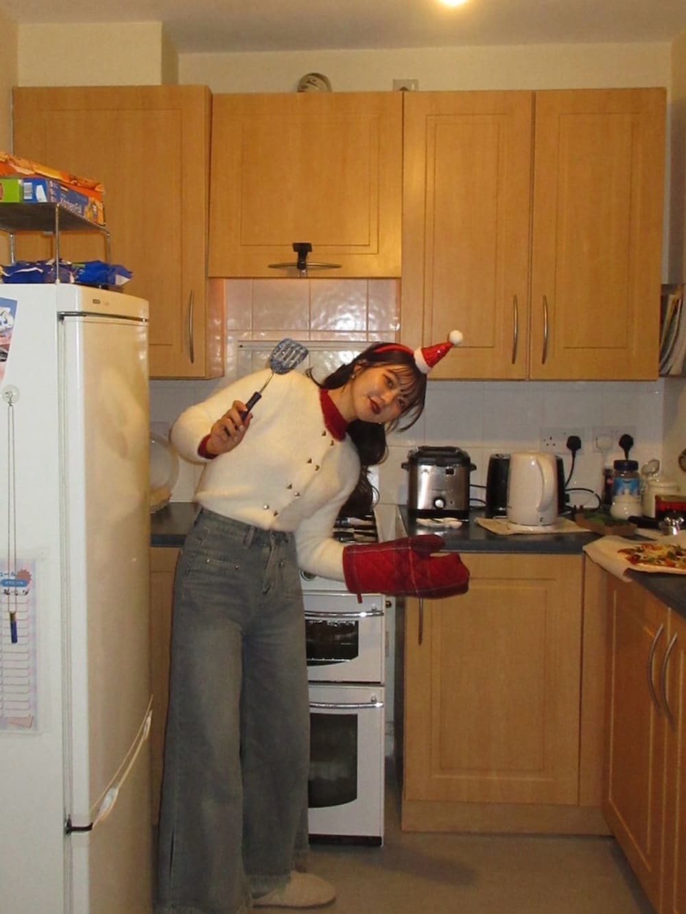 レッド系のカーディガン/ボレロを着用したレディースの冬コーディネートの5枚目の写真