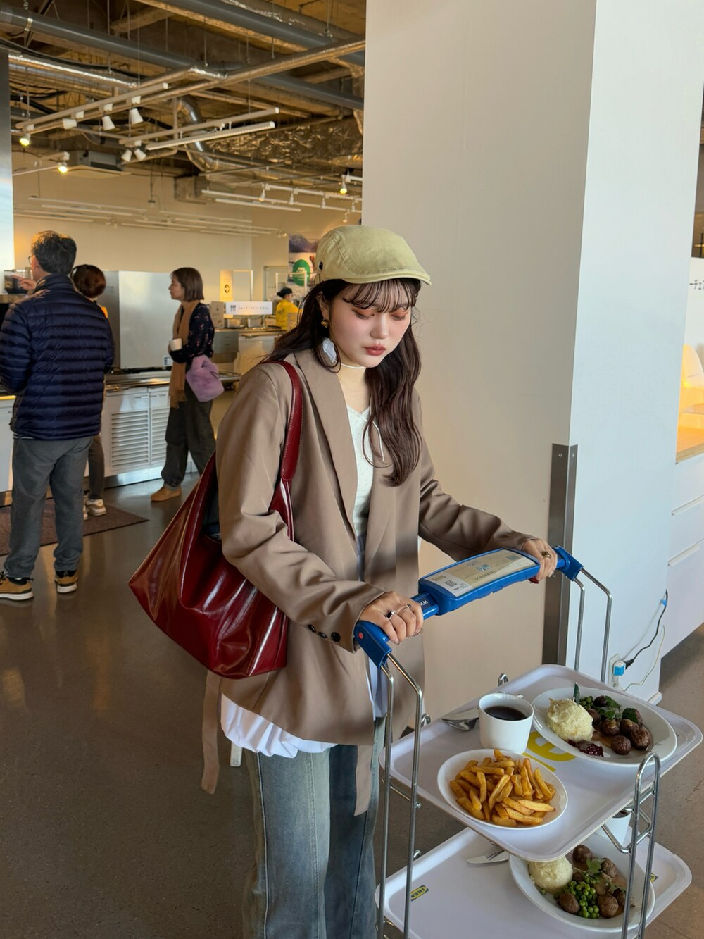 ホワイト系のTシャツ/カットソー、ホワイト系のスカート、レッド系のショルダーバッグを着用したレディースの冬コーディネートの3枚目の写真