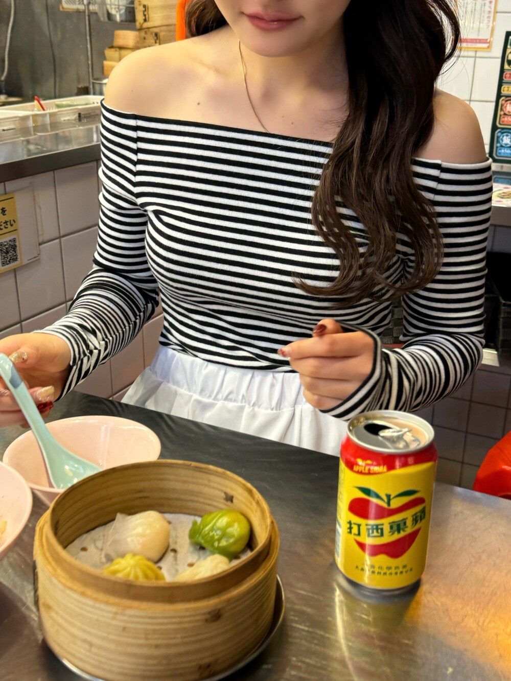 ブラック系のTシャツ/カットソー、ホワイト系のスカートを着用したレディースの冬コーディネートの2枚目の写真