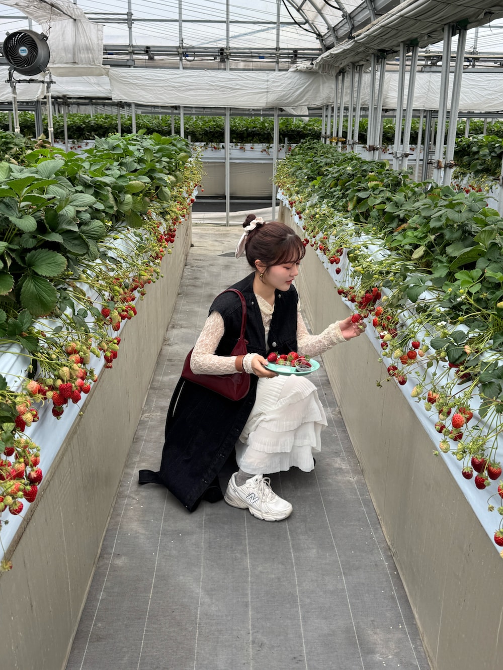 ホワイト系のTシャツ/カットソー、レッド系のハンドバッグ、ベージュ系のスカートを着用したレディースの春コーディネートの3枚目の写真