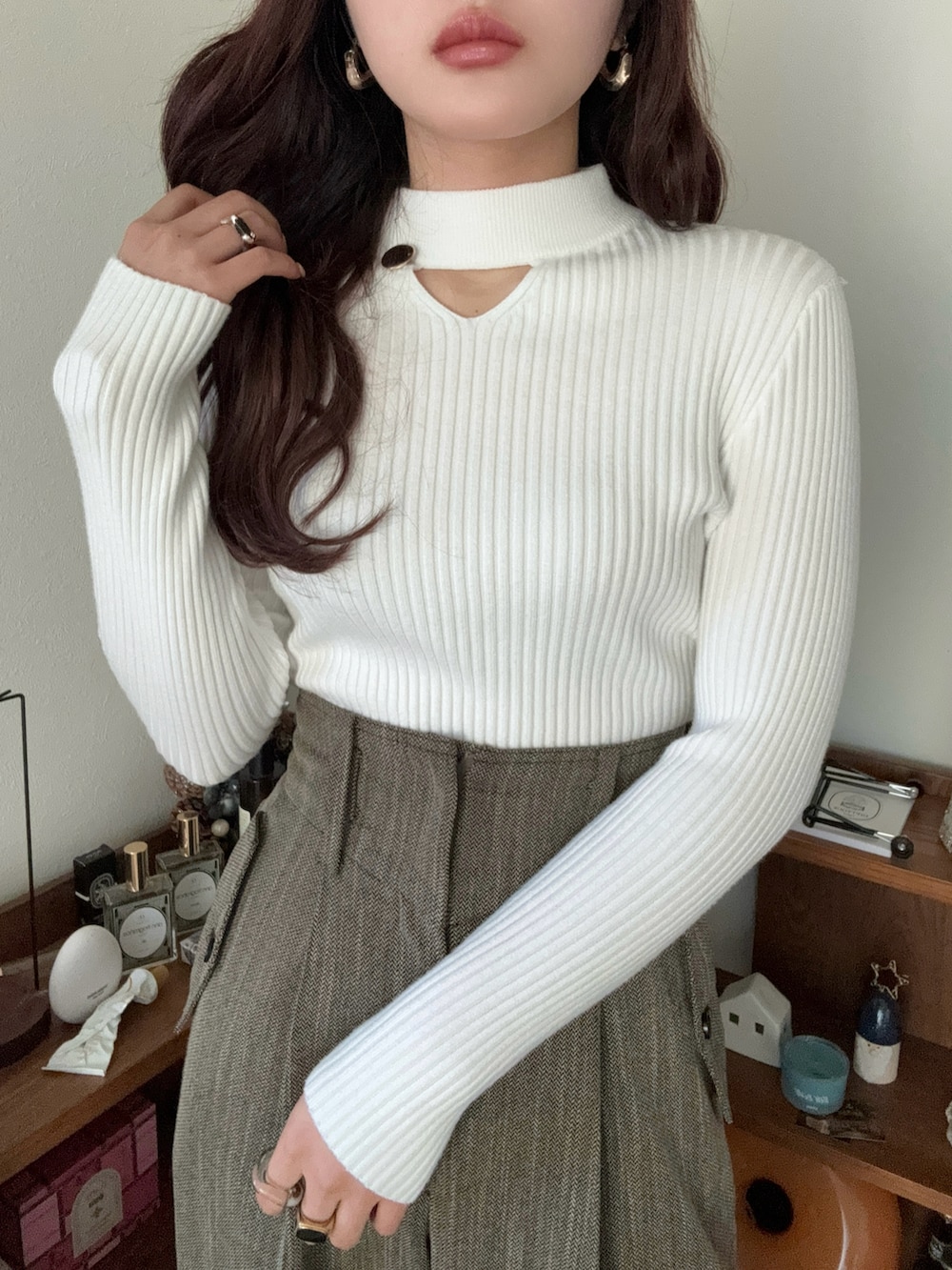 ブラック系のニット/セーターを着用したレディースの冬コーディネートの5枚目の写真