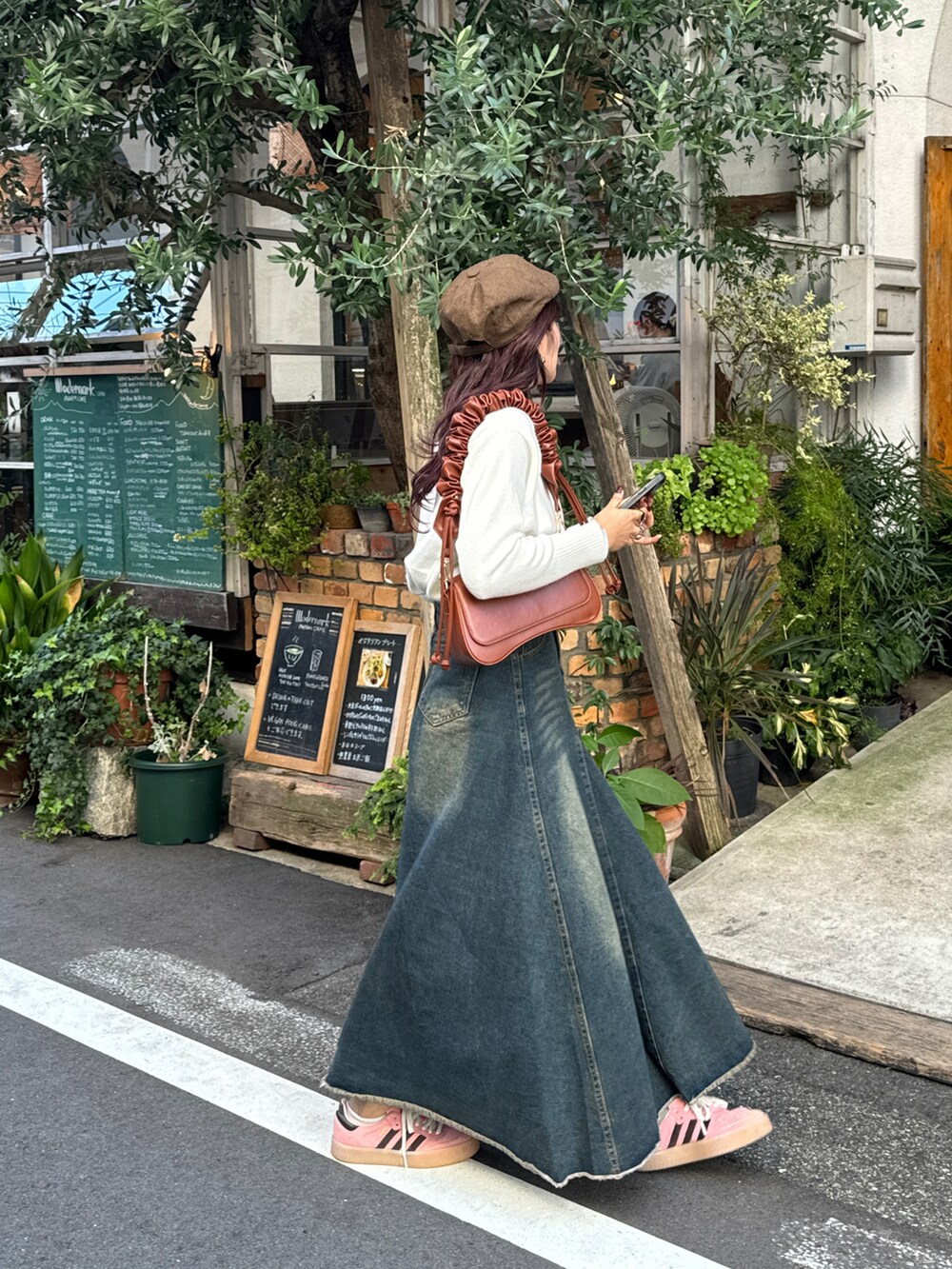 ベージュ系のニット/セーターを着用したレディースの秋コーディネートの2枚目の写真