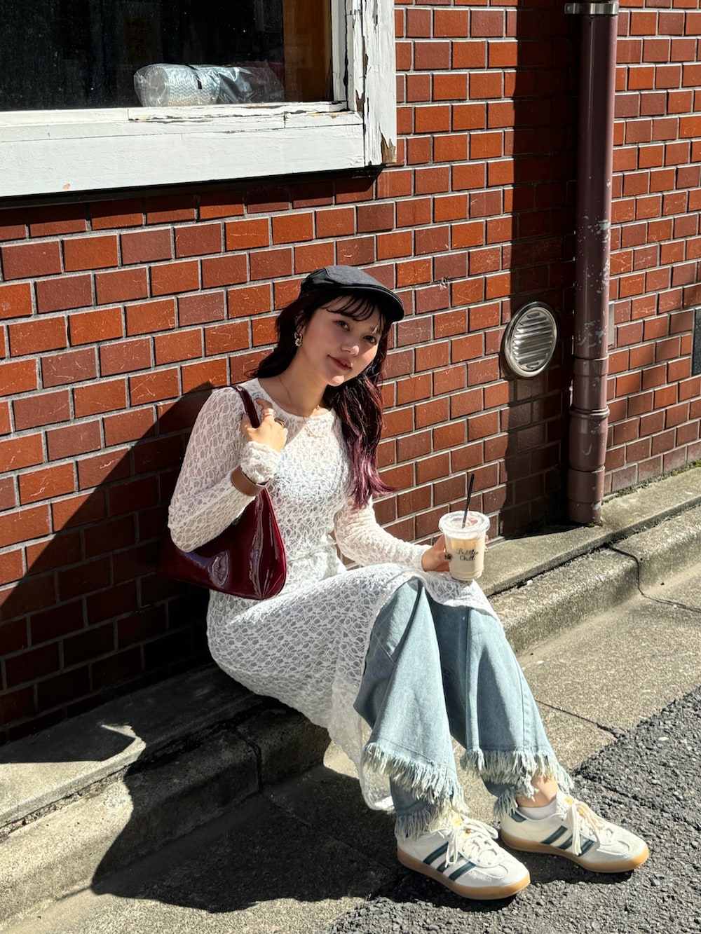 ベージュ系のワンピース、レッド系のハンドバッグ、ベージュ系のスニーカーを着用したレディースの秋コーディネートの2枚目の写真