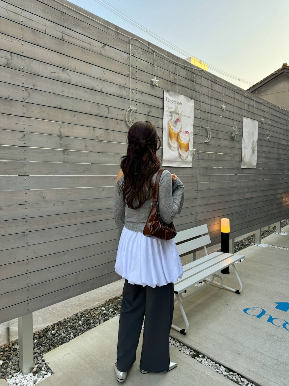 グレー系のTシャツ/カットソー、ホワイト系のスカート、ホワイト系のファッション雑貨を着用したレディースの冬コーディネートの2枚目の写真