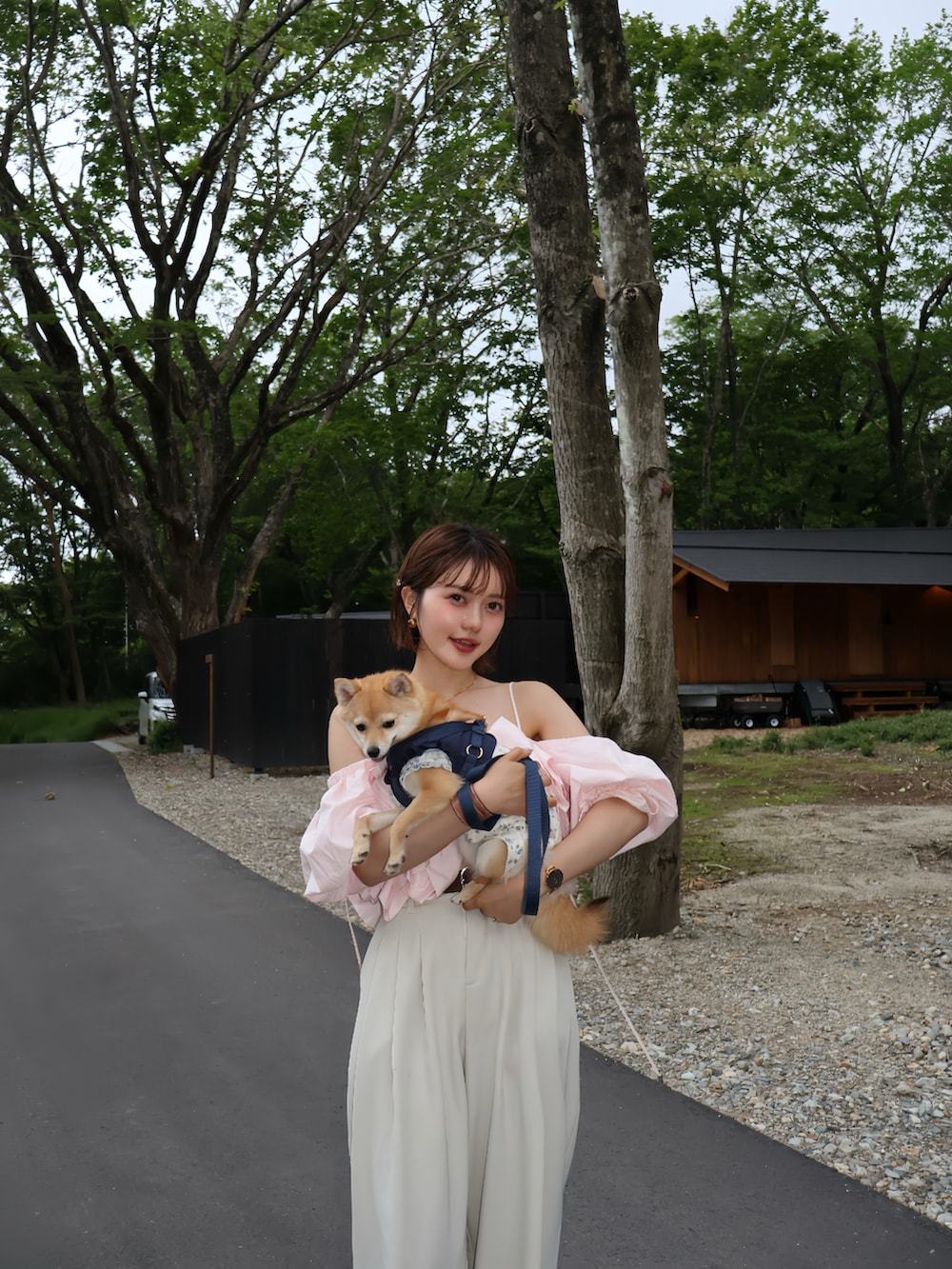 ベージュ系のスニーカーを着用したレディースの夏コーディネートの3枚目の写真