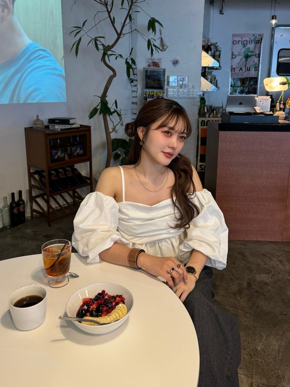 ホワイト系のシャツ/ブラウス、レッド系のショルダーバッグ、シルバー系のパンプスを着用したレディースの春コーディネートの2枚目の写真