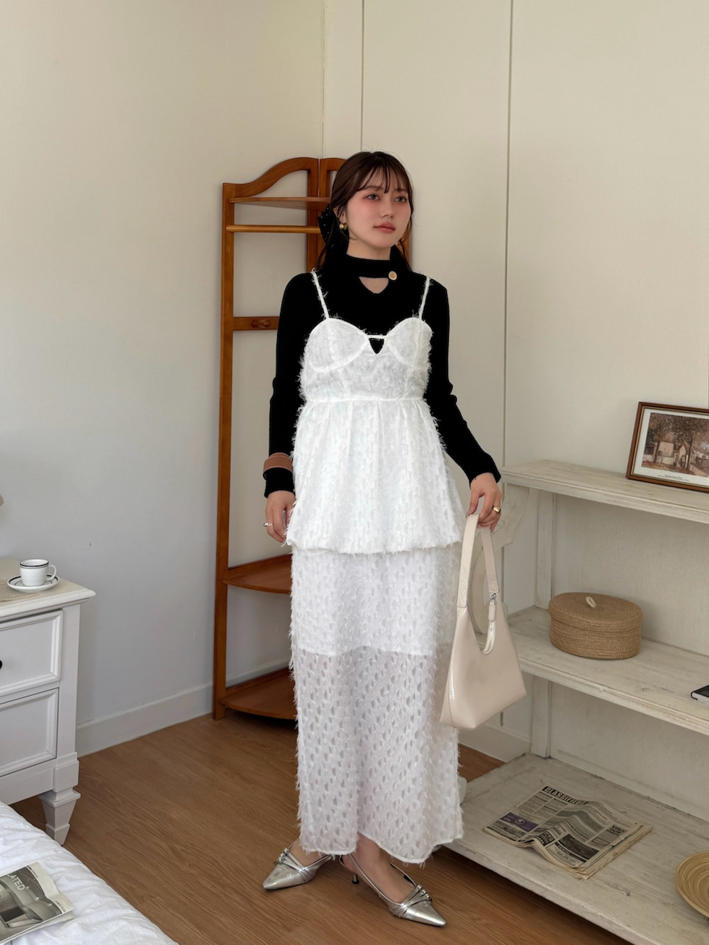 ホワイト系のTシャツ/カットソー、ホワイト系のスカート、ベージュ系のハンドバッグを着用したレディースの春コーディネートの4枚目の写真