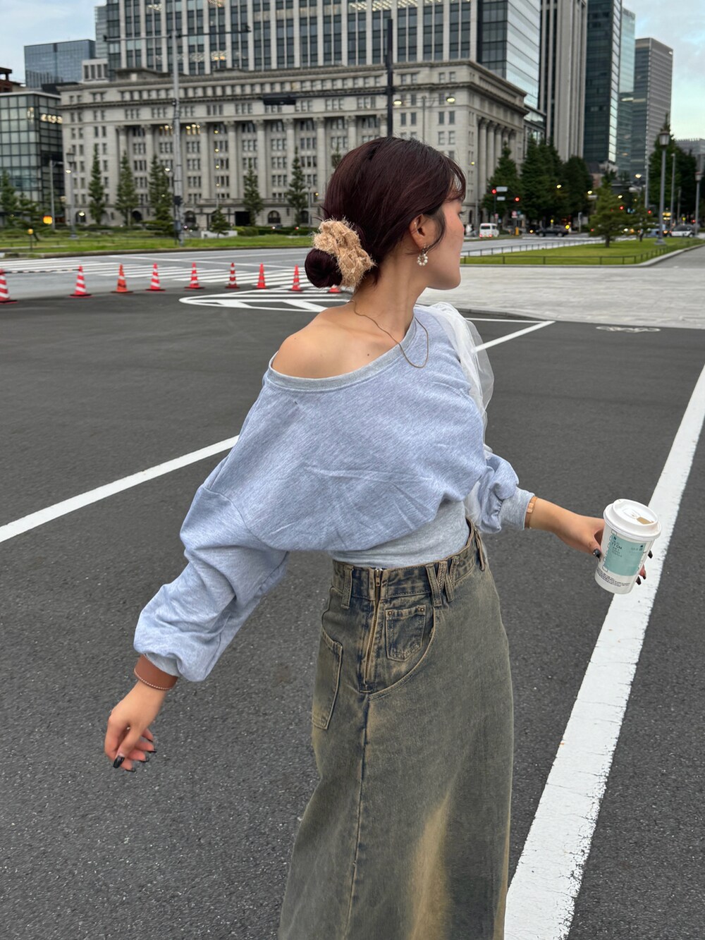 グレー系のTシャツ/カットソー、ホワイト系のハンドバッグを着用したレディースの秋コーディネートの5枚目の写真