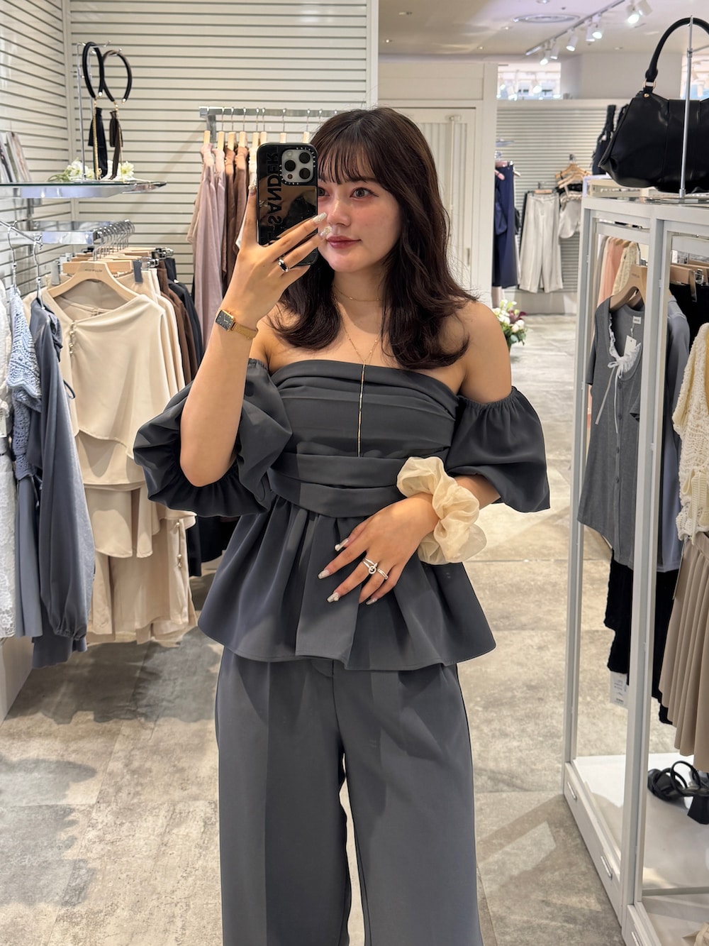 ブラック系のパンプス、グレー系のセットアップを着用したレディースの夏コーディネートの4枚目の写真