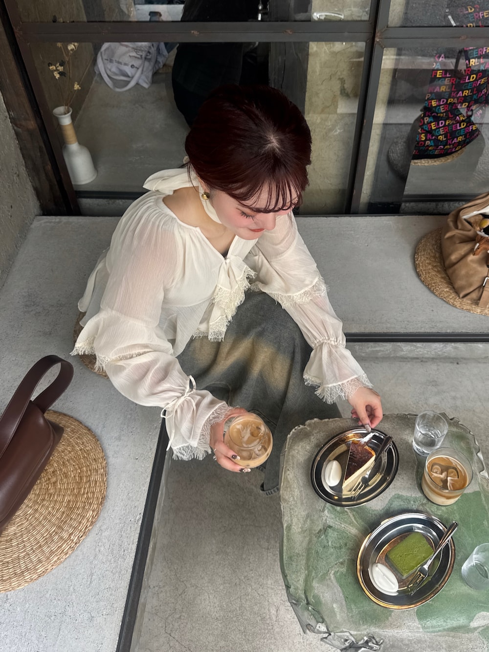 ブラウン系のショルダーバッグ、ホワイト系のシャツ/ブラウスを着用したレディースの秋コーディネートの3枚目の写真