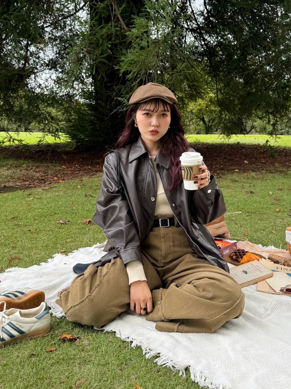 ブラウン系のブルゾン、ベージュ系のニット/セーターを着用したレディースの秋コーディネートの2枚目の写真