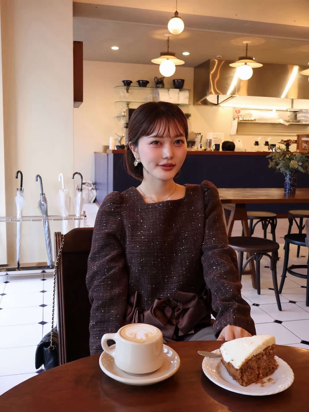 ブラウン系のシャツ/ブラウスを着用したレディースの秋コーディネートの3枚目の写真