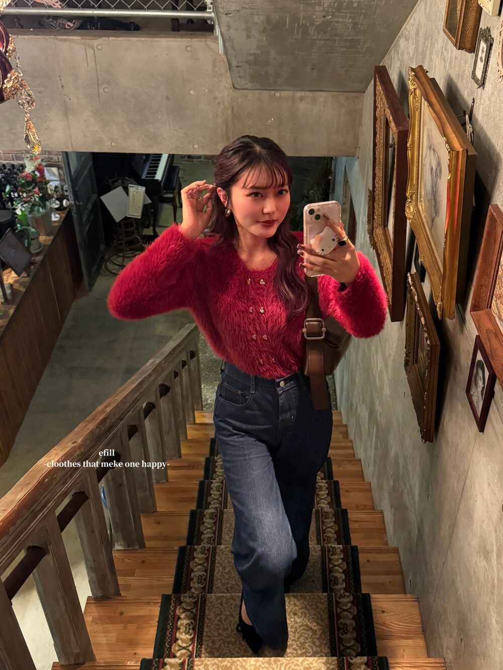 グレー系のTシャツ/カットソー、ホワイト系のハンドバッグを着用したレディースの冬コーディネートの3枚目の写真