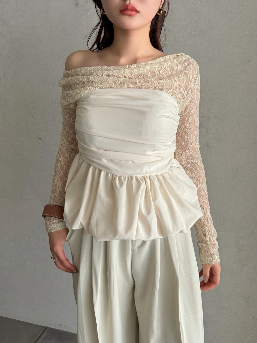 レッド系のハンドバッグ、ホワイト系のスラックス、ホワイト系のシャツ/ブラウスを着用したレディースの春コーディネートの4枚目の写真