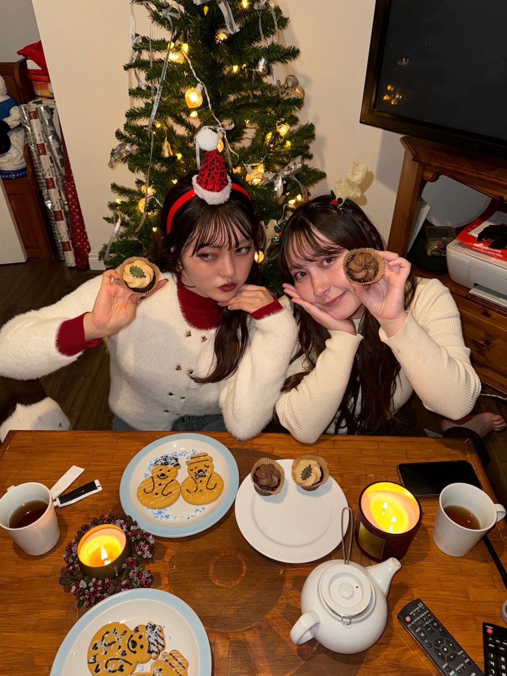 レッド系のカーディガン/ボレロを着用したレディースの冬コーディネートの4枚目の写真