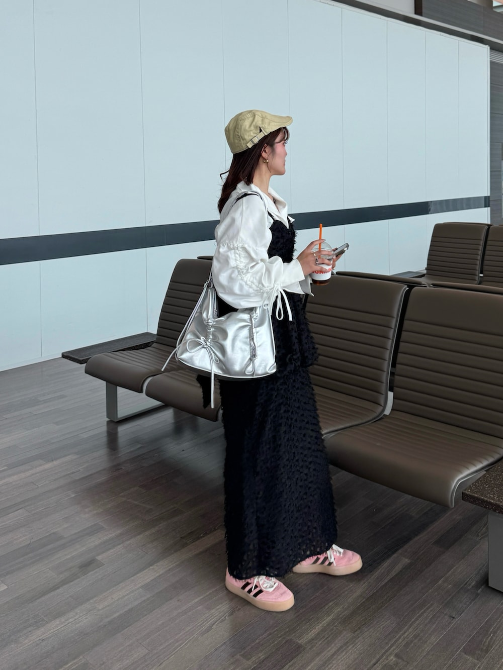 ブラック系のスカート、ブラック系のTシャツ/カットソー、ホワイト系のシャツ/ブラウスを着用したレディースの春コーディネートの4枚目の写真