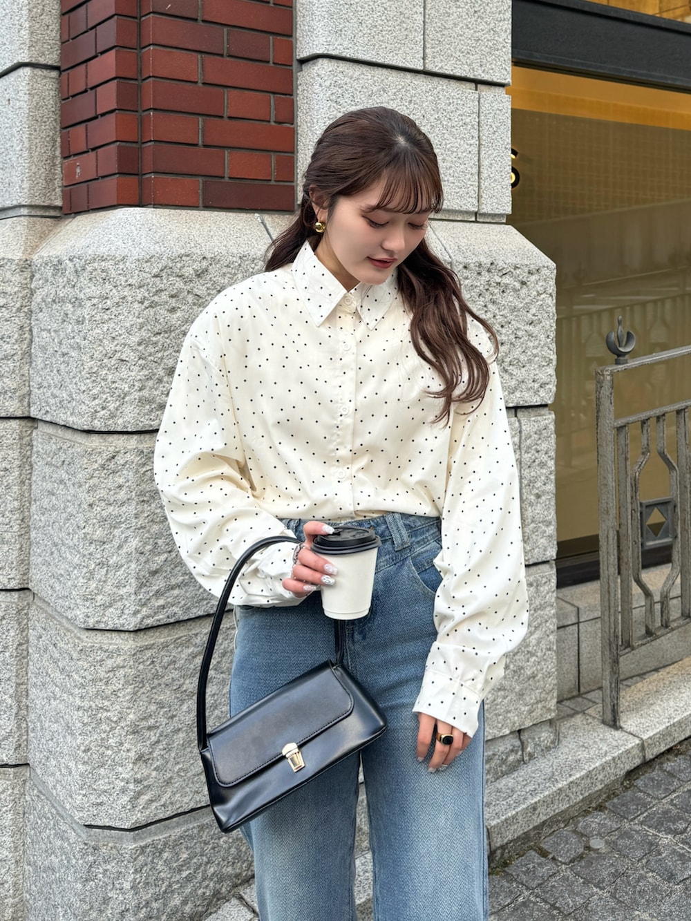 ブラック系のハンドバッグ、ホワイト系のシャツ/ブラウスを着用したレディースの冬コーディネートの4枚目の写真